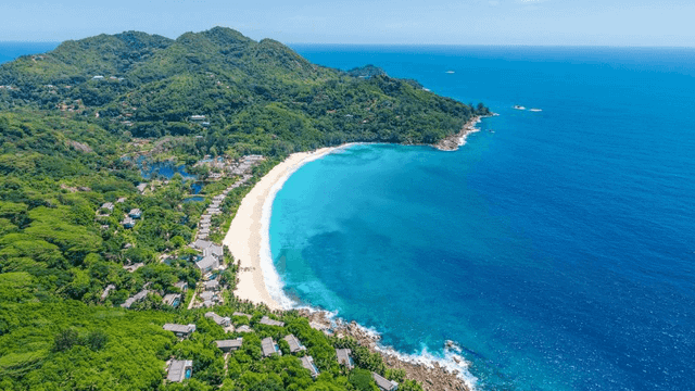 Die exklusive Lage des Cheval Blanc Seychelles und das stilvolle Design versprechen absolute Privatsphäre und höchsten Komfort – ein Refugium für Reisende, die das Außergewöhnliche suchen.