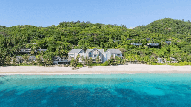 Paradiesisch eingebettet zwischen Dschungel und Ozean – Cheval Blanc Seychelles Direkt an einem makellosen, weißen Sandstrand gelegen und umgeben von üppigem tropischem Grün, strahlt das Cheval Blanc Seychelles pure Ruhe und Eleganz aus.