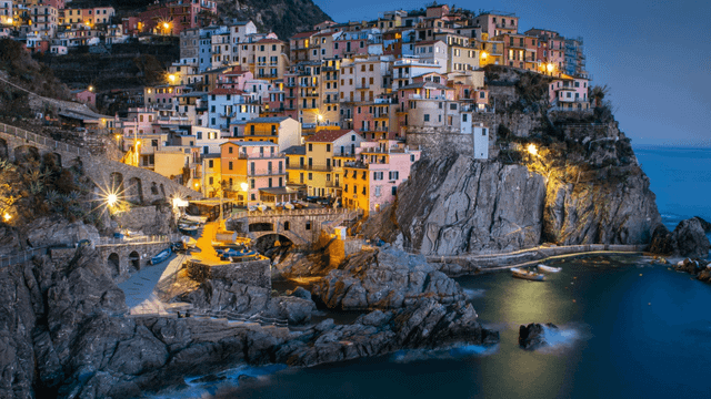 Cinque Terre bei Nacht – magisches Lichtermeer
