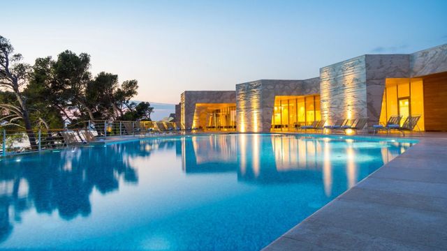 pool am Abend vom D-Resort Sibenik