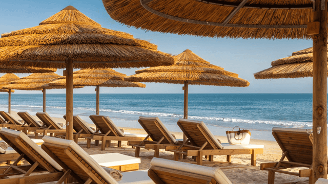 Der Strandabschnitt vom EPIC SANA Algarve ist über eine Treppe vom Hotel zu erreichen. Die Liegen am Strand sind für alle Gäste und locken zum verweilen an.