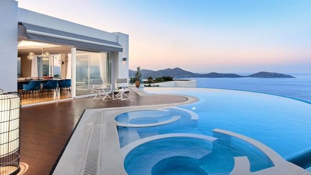 Elounda Gulf Villas by Sandglass Pool mit Blick auf das Meer und die Berge