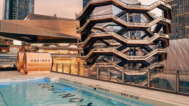 Pool vom Equinox Hotel New York