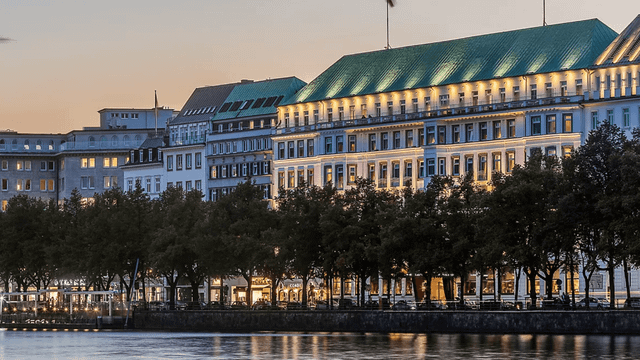 Mitten in Hamburg in bester Lage - Fairmont Hotel Vier Jahreszeiten Hamburg