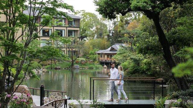 Paar am spazieren im Four Seasons Hotel Kyoto