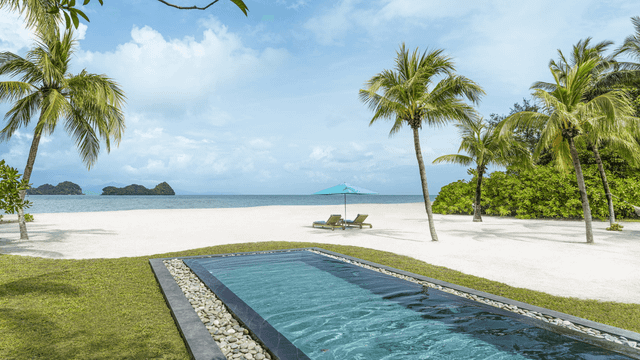 Privater Infinity Pool mit traumhaften Blick und Zugang zum weißen Sandstrand - Erholung pur.