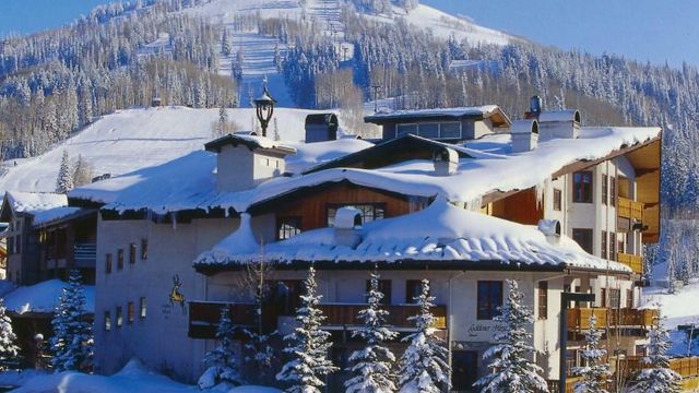 Goldener Hirsch, Auberge Resorts Collection schneebedeckt