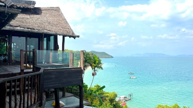 Six Senses Yao Noi Villa mit Blick auf das kristallblaue Meer