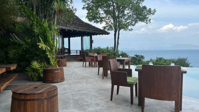 Dinner am Pool mit Meerblick 
