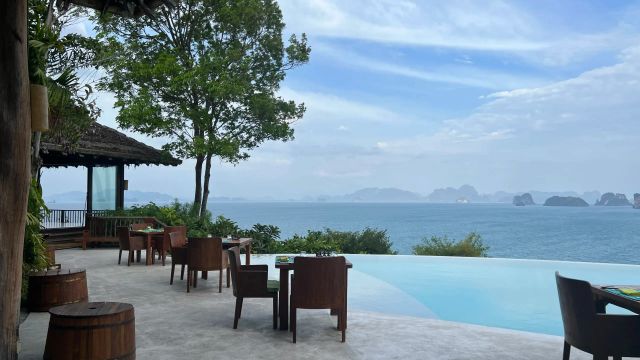 Dinner am Pool mit Meerblick