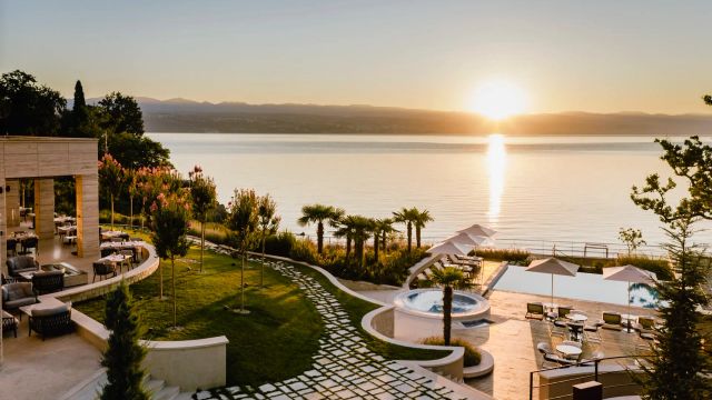 Sonnenuntergang über dem Meer im Ikador Luxury Boutique Hotel in Kroatien mit elegantem Außenbereich, Whirlpool, Pool, stilvollen Sitzbereichen und gepflegter Gartenanlage.