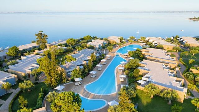 Blick auf die stilvolle Deluxe-Anlage des Ikos Olivia mit modernen Suiten, gepflegter Gartenlandschaft und entspannter Atmosphäre in Strandnähe.