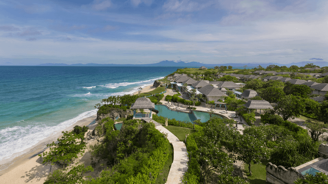 Das Jumeirah Bali vereint balinesische Eleganz mit luxuriösem Villenflair direkt am türkisblauen Indischen Ozean – ein exklusiver Rückzugsort inmitten tropischer Natur.