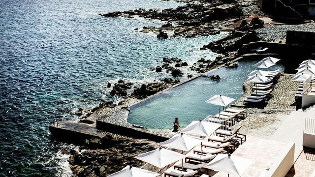 Les Roches Rouges Pool mit Blick auf das Meer