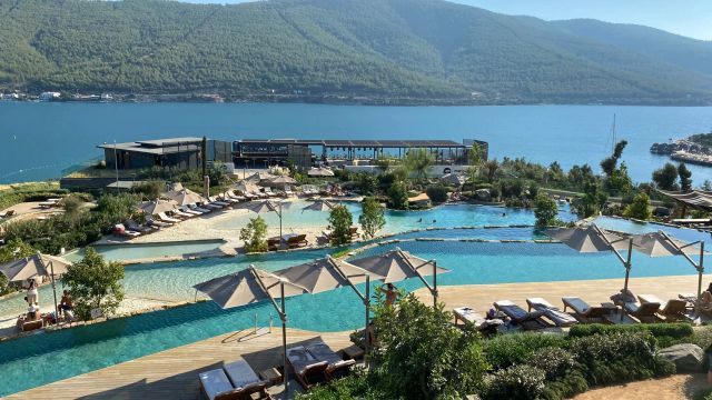 Lujo Hotel Bodrum Pool mit Sonnenliegen und Meerblick