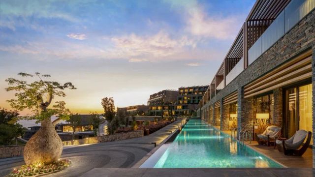 Lujo Swim Up Suite mit Pool bei Dämmerung