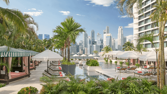 Der Blick auf die beeindruckende Skyline der Stadt verleiht dem tropischen Ambiente einen Hauch urbaner Eleganz – ein einzigartiger Rückzugsort über den Dächern der Metropole.