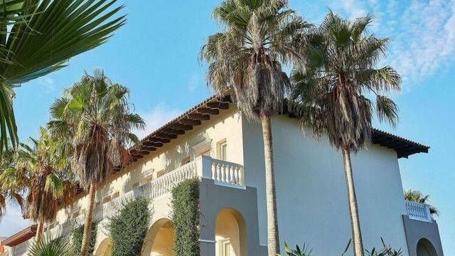 Mandola Rosa at Riviera Olympia