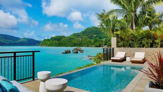 Mango House Seychelles Pool mit Blick auf den Strand