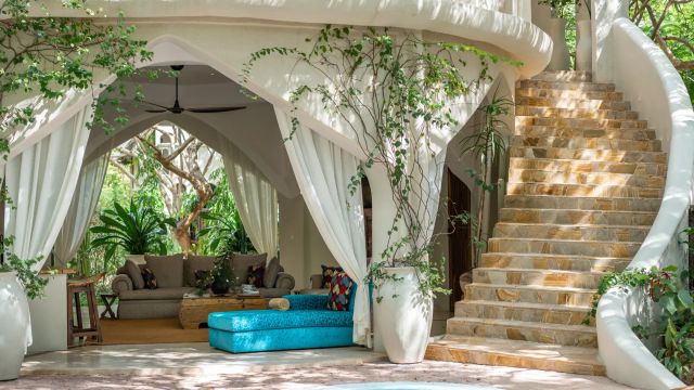 Xanadu Villas Mbingu Pool und Treppen