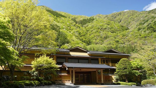 Nishiyama Onsen Keiunkan mit Bergen im Hintergrund