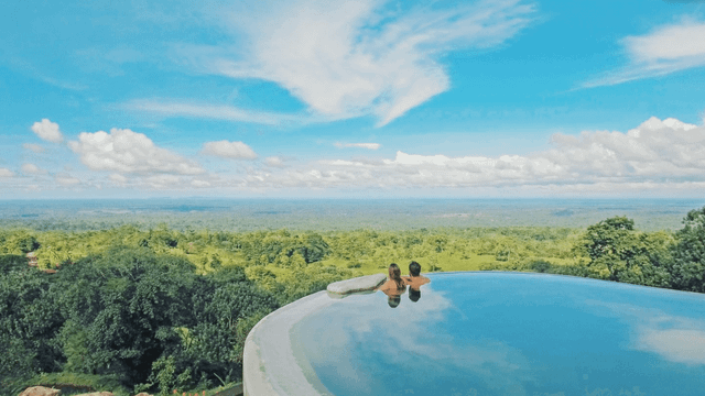 Infinity-Pool mit Aussicht – hoch oben am Hang gelegen, bietet dieser Pool einen atemberaubenden Blick über das sattgrüne Blätterdach des costaricanischen Dschungels. Ein Ort zum Eintauchen, Abschalten und Staunen.