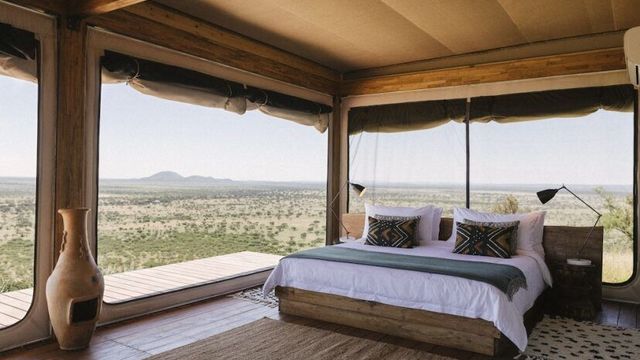 Our Habitas Namibia Doppelbett mit Blick auf die Wildnis
