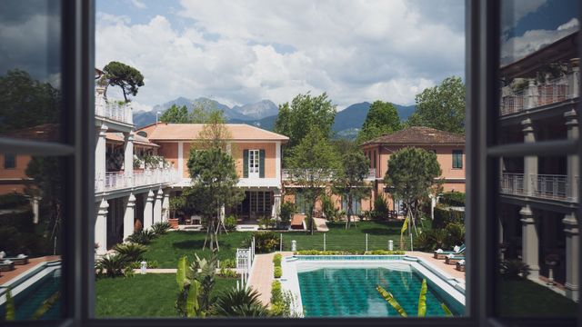 Pensione America Pool und Blick auf die Berge