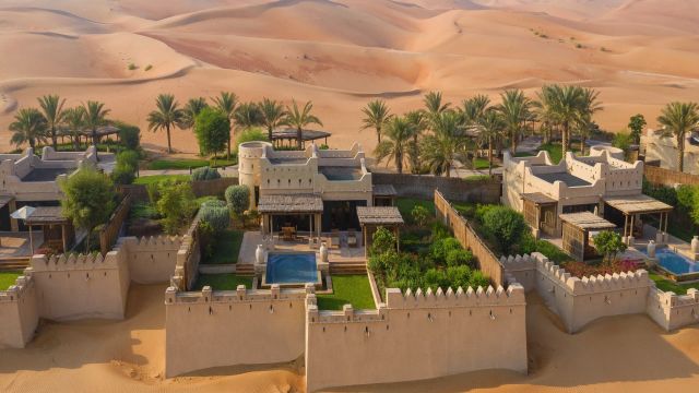 Qasr Al Sarab Desert Resort By Anantara Vogelperspektive mitten in der Wüste