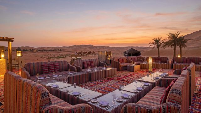 Qasr Al Sarab Desert Resort By Anantara Dinner Setup in der Wüste