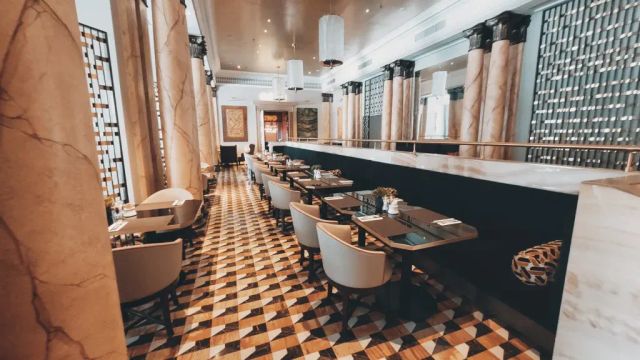 Langer Eingangsbereich des Restaurants