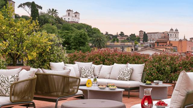 Die Terrasse im Rocco Forte Hotel De Russie lädt Sie auf ein kühles Getränk mit wunderschöner Aussicht auf Rom ein.