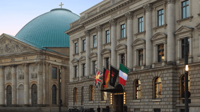 Von außen das Hotel Rocco Forte de Rome