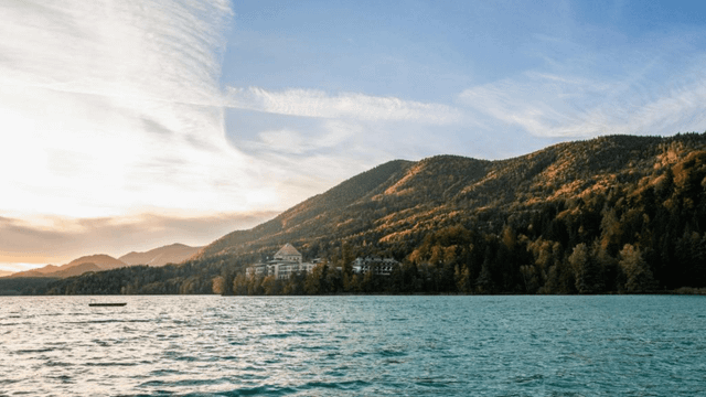 An einem wunderschönen See gelegen und mit wunderschöner Aussicht