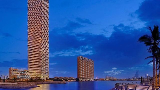 Shangri-La Jeddah Gebäude bei Nacht