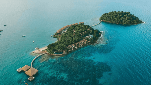 Zwei traumhafte Inseln inmitten des smaragdgrünen Meeres vereint in einem exklusiven Resort. Luxuriöse Villen mit privatem Zugang zum Strand, umgeben von unberührter Natur und üppiger Tropenvegetation.