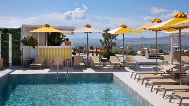 St. George Lycabettus Lifestyle Pool mit Blick auf Athen