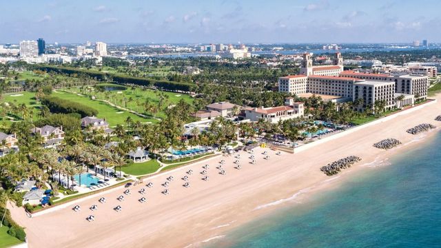 Strand und Außenansicht vom The Breakers Palm Beach