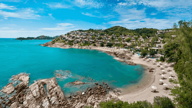 In der wunderschönen Bucht auf Koh Samui liegt das The Ritz-Carlton am Hang gelegen.