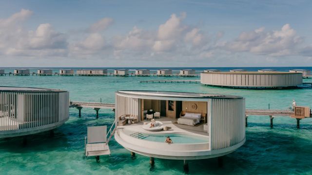 Moderne Wasservilla im The Ritz-Carlton Maldives mit privatem Pool, direktem Meerzugang und Panoramablick auf den türkisblauen Ozean.