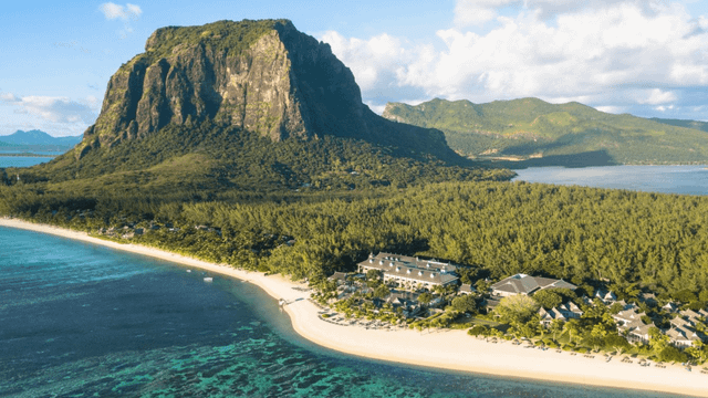 Das The St. Regis Le Morne Resort beeindruckt mit seiner traumhaften Lage am weißen Sandstrand, tropischem Ambiente und einem eleganten Poolbereich mit Blick auf den Indischen Ozean.