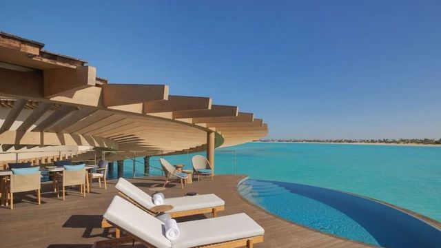 Die Terrasse im The St. Regis Red Sea Resort liegt direkt am türkisblauen Wasser.