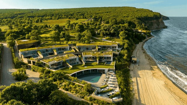 Das Vaya Beach Resort begrüßt Sie in Emona mit Blick auf den Strand von Irakli. Freuen Sie sich auf 36 Design-Villen, 5 Restaurants und Bars, ein Fitnesscenter sowie ein Wellnesscenter und einen eigenen Strandbereich. 