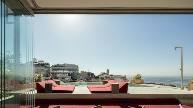 Rooftop Pool mit Blick auf Lissabon vom Verride Palácio Santa Catarina