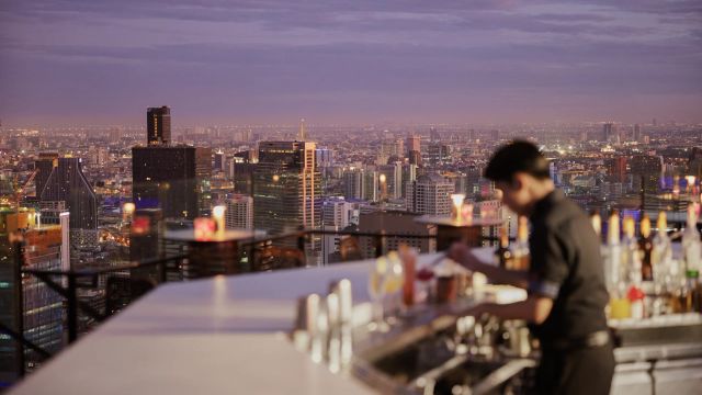 Moon Bar Vertigo