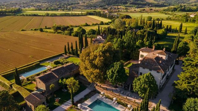 Villa di Piazzano Blick auf den Pool und die grüne Landschaft