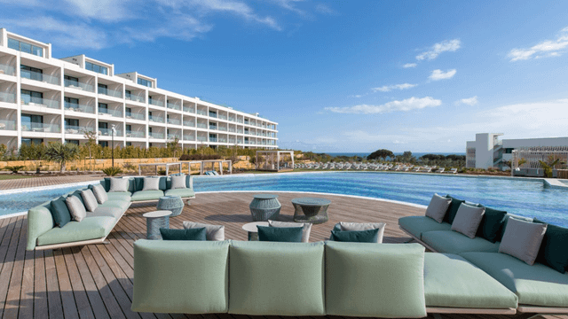 Chill Lounge und Poolbereich mit Blick auf das Meer.