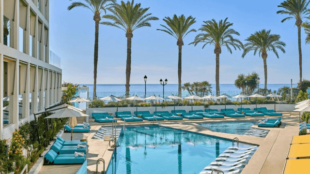 Der Poolbereich inmitten des Hotes lädt alle Gäste zum Entspannen ein.