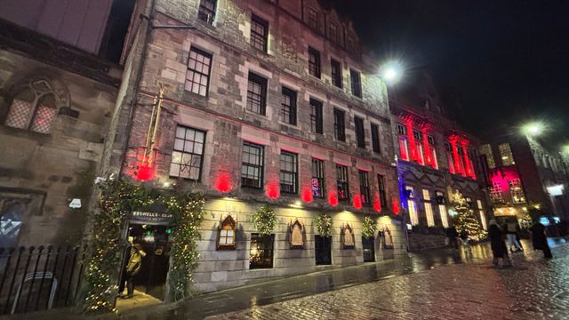 Historisches Gebäude bei Nacht mit festlicher Beleuchtung in der Altstadt.