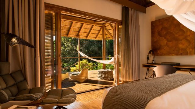 Zuri Schlafzimmer mit Terrasse und im Holzstil eingerichtet